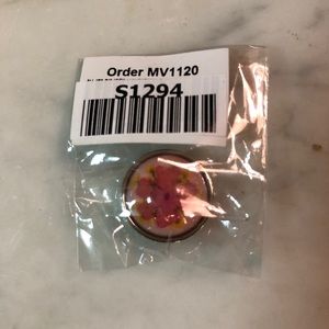 Magnolia & Vine pink flower large snap